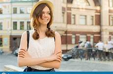 hoeden zomer openluchtportret exemplaarruimte tienermeisje glimlachend mooi dragende stadsstraat cappello portano sorridente citt ritratto adolescente utilisant