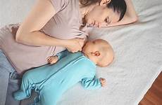 stillen liegen klappt babyartikel tipps köpfchen muss rückenlage brust drehen dauer lieber