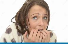biting anxious nervous jonge vrouw zenuwachtige onstabiele bezorgde droevige bijten schrikken spijkers unstable fingernail