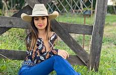 cowgirl western outfits jeans wear cowboy hat do boot fashion trends dresses