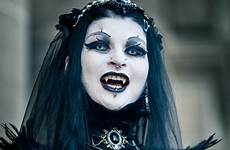female fangs vampiress alex