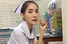 seksi perawat berseragam terlalu parichat keluar dipaksa profesinya menghormati netizen menuduh
