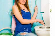 hermana pulizia ragazza toilette sedile toilet limpiar bano
