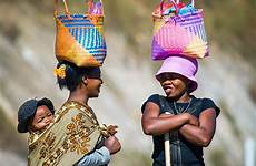 madagascar madagaskar antananarivo customs leute folk beliefs engage ivanov anton worldatlas mesmerizing ihrem madagascars usual