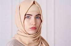 hijab arabia testa jilbab ritratto giovane musulmana indossa donna expatwoman bentuk wajah memilih berdasarkan ini bikin pipi tirus vrouw schrijven