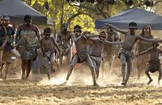 aboriginal aborigines aboriginals aborigin indigenous dances budaya matadornetwork urloplandia australien outback abo