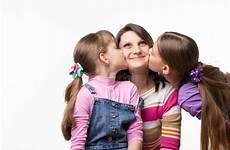 mom sisters cheek hermanas joyfully mamá mejilla alegremente hacia besan mira beso
