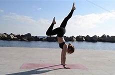 equilibrio brazos yoga pino secuencia