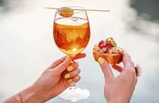 aperitivo spritz aperol bere bevanda alcool vetro cose mangiare casalingo stampa posti farlo