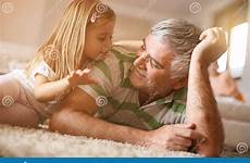grandpa granddaughter opa kleindochter zijn vloer