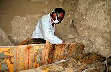 tomb mummies archaeologists mummie valley egyptian tomba luxor egitto ritrovate observer coffins statues