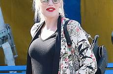 gwen baby stefani pregnant bump off family circus her huge shows visit la burst fit doubt matched flowery leggings shades