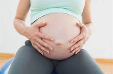 vientre ejercicio sentada embarazada sosteniendo