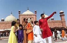 eid pakistan fitr al celebrations family pakistani prayers muslim mosque lahore dawn badshahi offering selfie takes after during lens through