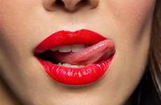 licking licks rossetto rosso labbra acima lambe batom bordos feche vermelho ellen cserepes licked tongue tipp bodylanguagecentral