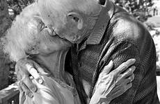 growing kissing alt ancianos zusammen koppels verdadero menschen viejos demuestran abuelitos parejas echtparen schöne gute glaube wunderschöne jubiläum alles paare