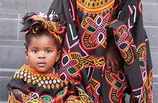 traditionnelle toghu cameroon tenue cameroun ouest cameroonian faso burkina camerun afroculture traditionnel kleider travelbrochures camaroes ankara afrikanischer kleidung traditionelle kamerun