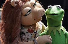 kermit denise muppet piggy miss girlfriend muppets frog show drugs adult dating dailymail year first he pigs starts ending abc