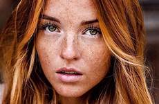 rousse freckles rousses rouquine lentiggini capelli redheads roux cheveux рыжие sommersprossen coiffures yeux девушки naturali naturel rossa красивые beauté facil