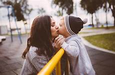 fils bocca embrassent maman genitori nati emotiva competenza istock problemi meno humains mère embrasse mere parere impatto psicologi psicologico degli