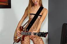 jessie rogers fishnets guitars redhaired singer spread gets címkék