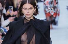 gerber kaia braless kaiagerber valentino catwalk thefappening incidente vento resta seno passerella womenswear nipslip tgcom24