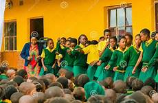 africani afrikanische grundschule schüler klassenzimmer assemblea mattina fanno dimostrazione studenti scienza