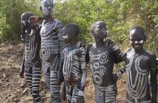 tribe mursi omo ethiopia tribes dangerous afrikanische kikijourney surma jungs stämme africaine auswählen africain