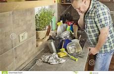lavandino piatti washing sporchi equipaggi lavare sink pulizia stipati domestica st2 orrori dopo celebrazioni famiglia sposato metallo