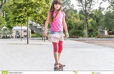 het glimlachen tienermeisje jonge openluchtportret skateboar berijden