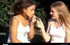 cigarettes teens jeunes adolescenti alamyimages fumer adolescents