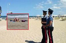 sesso fanno spiaggia arrestati tre davanti piccola choc figlia