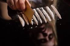 cocaine coca dangers erlaubt donovan drogen bedingung kindern seinen rehab stehen gegenüber eltern symbolbild