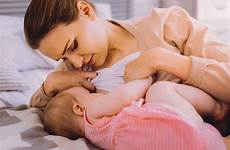 accanto seno allattamento neonata