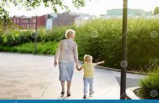 mamie oma mooie weinig lopen kleinkind marchant parc belle