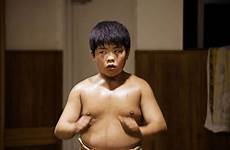 sumo wrestler bambino giappone giapponese skinny declino cnhinews