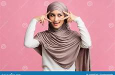 misteriosa ragazza musulmana dita frantuma occhi