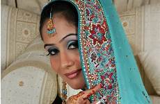 wedding pakistani bride couples beautiful groom mehndi desi indians fashions arabic jewelry dresses latest