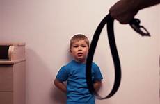 child punishment castigo whipping corporal golpes beat abuse fisico spank físico