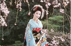maiko geisha japanese traditional kyoto japan kimono girl clothing search google fashion dresses outfits wedding cherry gardens geishas choose board