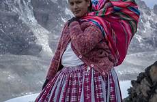 cholitas bolivianas escalan bolivia pollera botas casco crampones montaña