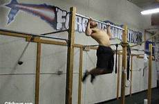 kipping crossfit pull ejercicio reference muscle entrenamiento giphy