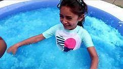 Gelli Baff in the swimming pool! Hzhtube Kids Fun