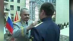俄防长根据总统签署的命令！向两名战士颁发“英雄金星奖章”，过程令人振奋