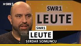 Comedian Serdar Somuncu | Deckte Widersprüche in Hitlers "Mein Kampf" auf | SWR1 Leute
