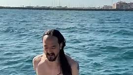 @Steve Aoki understands the harmony between physical fitness and brain health. Reseach shows that simple exercises such as air squats and burpees help boost brain functions and may even help prevent cognitive decline! 🧠🏋️‍♂️