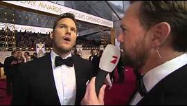 Chris Pratt speaks German in Interview Oscar 2015