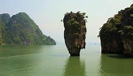 James Bond Insel "Khao Phing Kan" mit dem Felsen "Ko Tapu" und "Ko Panyi", Phang Nga Bay, Thailand