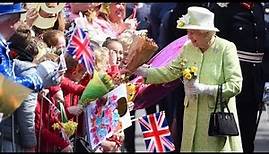 Live: Queen Elizabeth II's 90th birthday walkabout | ITV News
