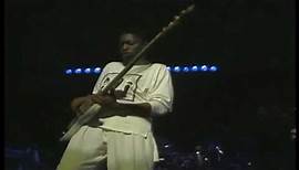 Darryl Jones bass solo Steps Ahead live in Tokyo 1986 - on drums Steve Smith